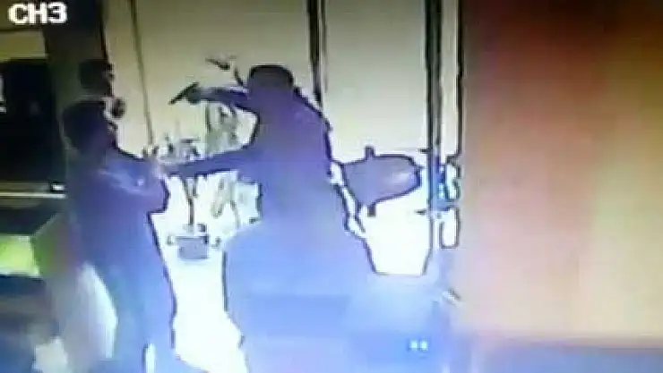 İnternet kafeyi bastı: Sahibini vurdu!