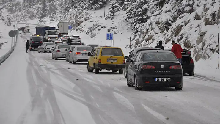 Antalya yolu ulaşıma kapandı