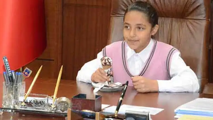 Valinin koltuğuna oturdu ilk icraatı dondurma oldu