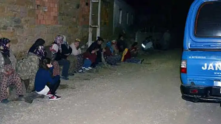 Eşini yatakta, kendini de köy meydanında vurdu