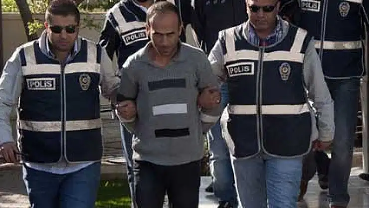 Yengesini başını çekiçle vurarak öldürdü kardeşi ise sustu