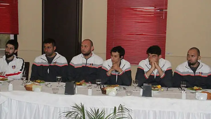 Büyükşehir Belediyesi'nden Sporculara Moral Yemeği