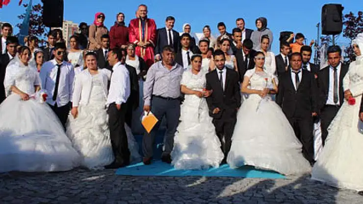 Roman çiftler, toplu nikah masasında