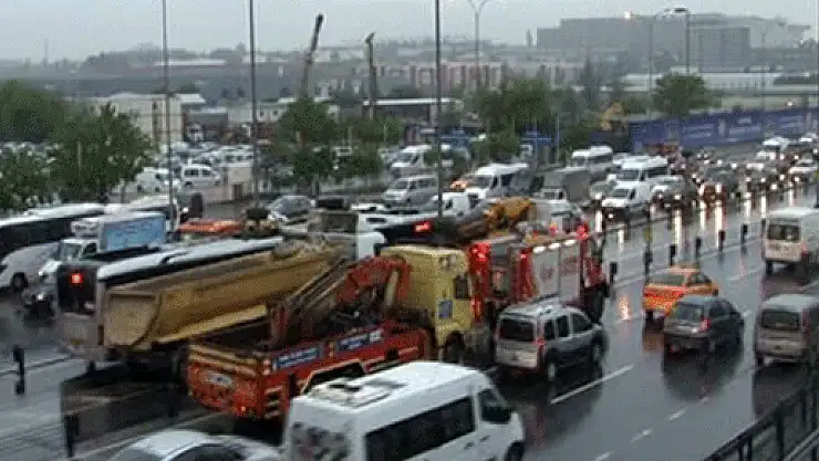 Kontrolünü kaybeden TIR metrobüs yoluna girdi