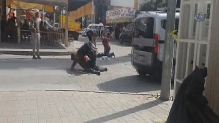 Herkes baktı onlar birbirini dövdü