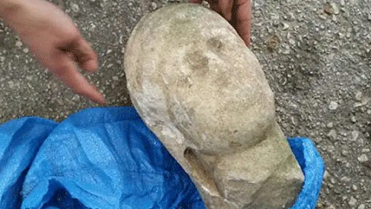 Tarlasını sürerken tarihi eser buldu