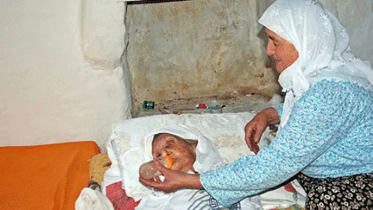 112 yaşındaki Huriye nineyi, gelini biberonla besliyor