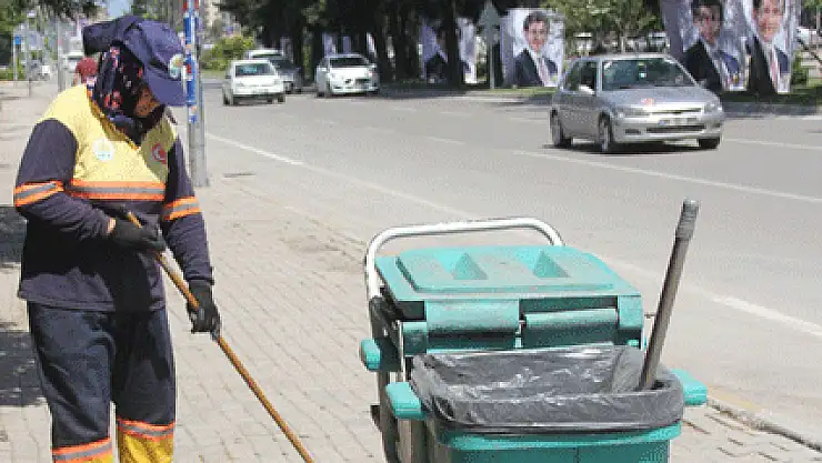 Bu defa çocukları için sokakları temizledi