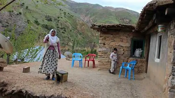 Tonlarca ağırlıktaki kayaların altında ölümle burun buruna yaşıyorlar