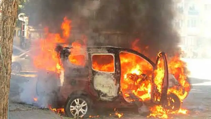 Oyun oynayan çocuklar aracı yaktı