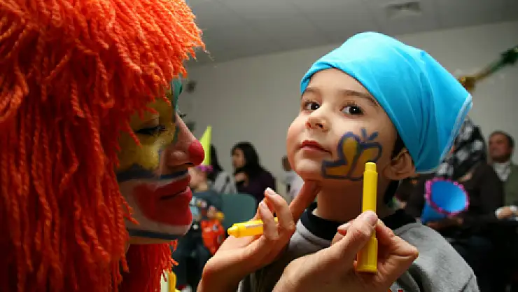 Lösemili çocuklara yılbaşı eğlencesi