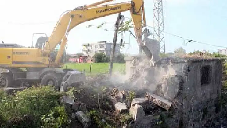 Ana Yoldaki Metruk Binalar Yıkılıyor