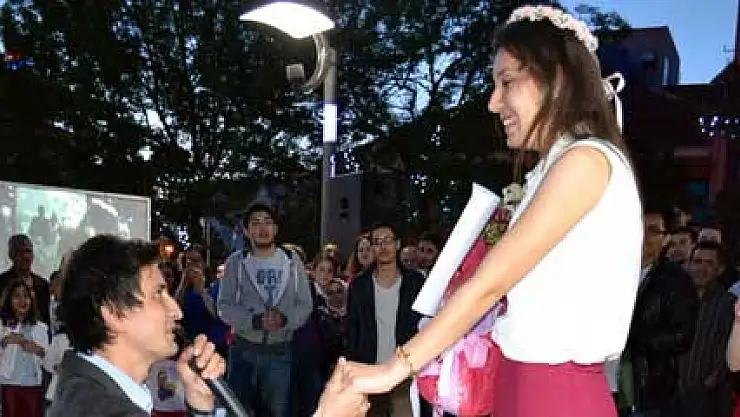 Çılgın aşıktan romantik evlilik teklifi