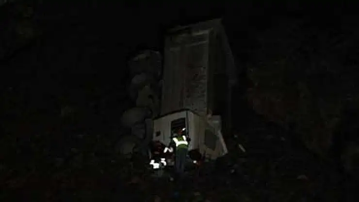 Heyelan, kamyonu uçurumdan yuvarladı!