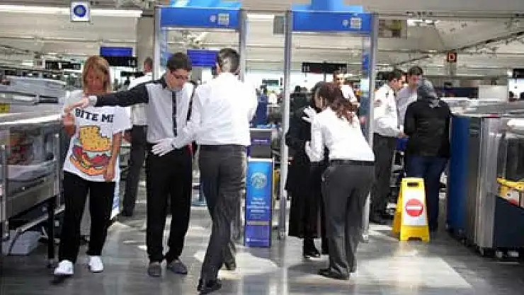 Havalimanlarında yolcular elle aranacak