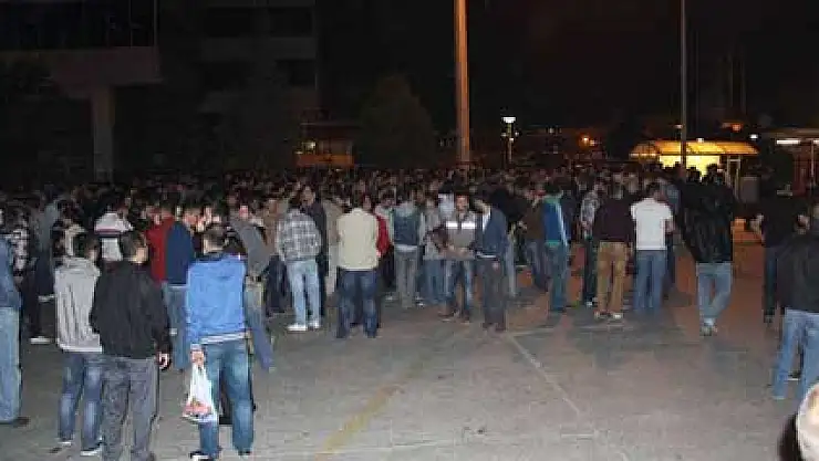 Renault fabrikasındaki işçiler üretimi durdurdu