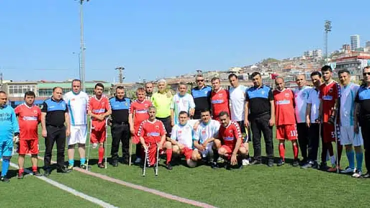 POLİSLERDEN ÖRNEK DAVRANIŞ 