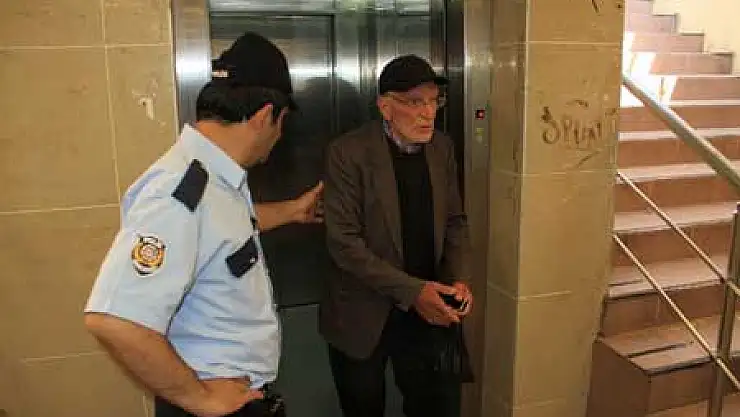 Yaşlı Adam Asansörde Mahsur Kaldı