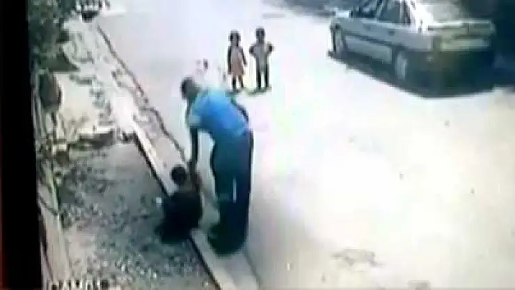 Küçük çocuğu herkesin gözü önünde kaçırdılar!