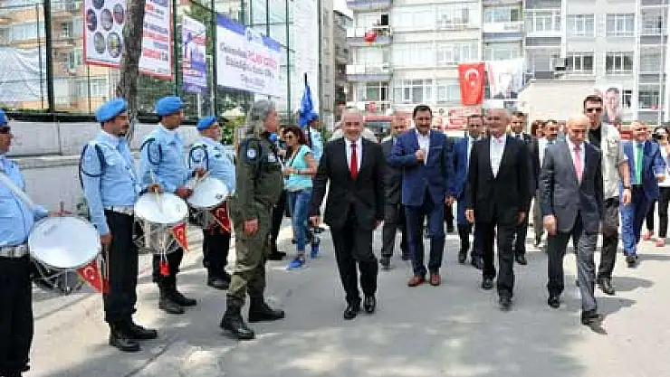 Başkan Yılmaz'a Mezun Olduğu Liseden Fotoğraf Sürprizi