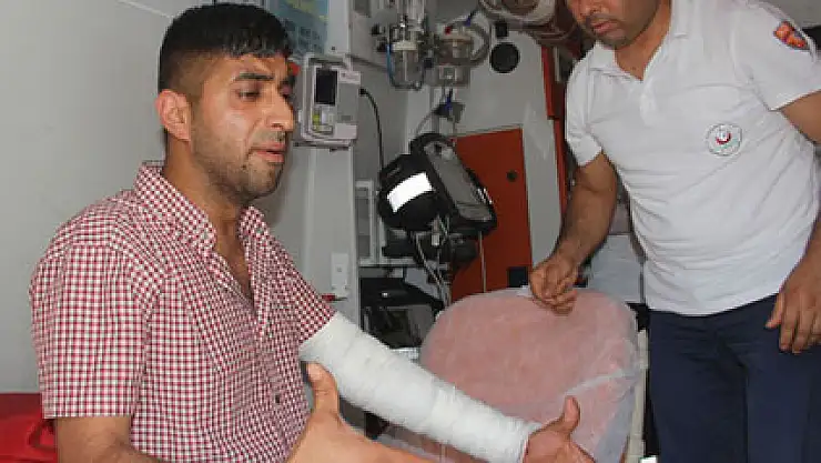 Bıçakla kendini kesen şahıs şok etti