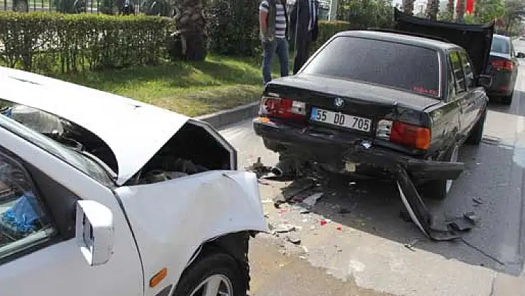  ZİNCİRLEME TRAFİK KAZASI: 1 YARALI