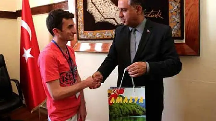 Samsunlu Gençlerden Vali Çomaktekin'e Ziyaret