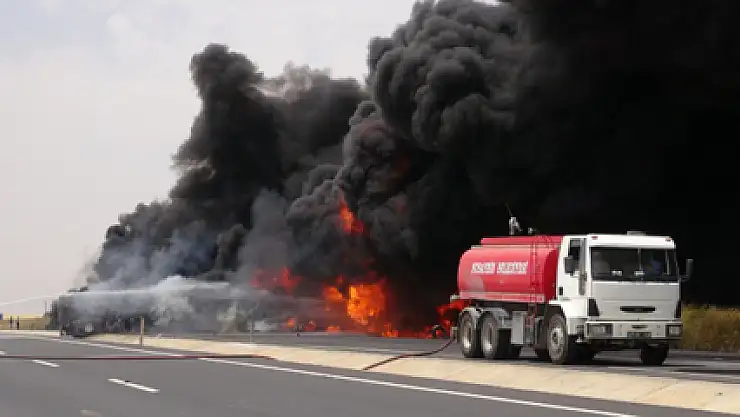 Nusaybin'de petrol yüklü tanker yandı