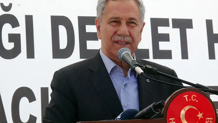 Arınç: 'Türkiye bölgede vaha gibi'