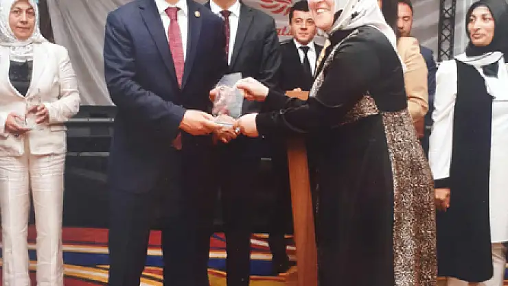 Yılın Hemşireleri ve Ebeleri Ödüllerini Aldı