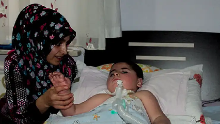 Minik Emir'in ailesi evde yoğun bakım ünitesi kurdu