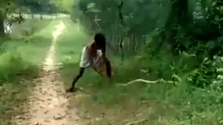 Dev yılanı yerden yere vurdu