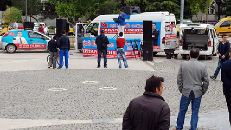Bağımsız milletvekili adayı tek başına miting yaptı