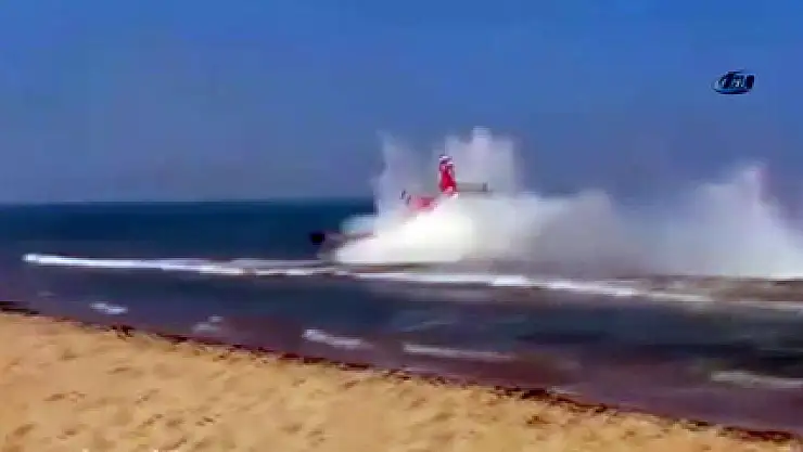 İtalya'da akrobasi uçakları havada çarpıştı!