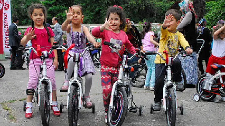 Fatih Belediyesi, madenci çocuklarının yüzünü güldürdü
