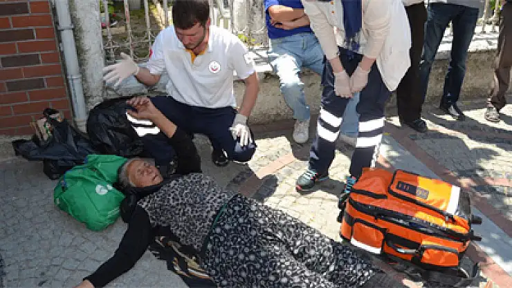 Kaçak içki satışı yapan 70'lik teyze, polisi görünce bayılma numarası yaptı