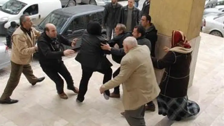 Duruşma çıkışı adliye önünde kavga