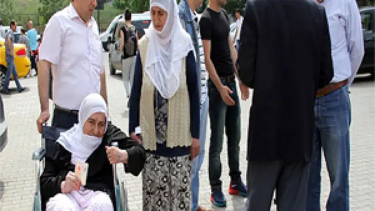 93 yaşındaki Fatma ninenin oy kullanma çilesi