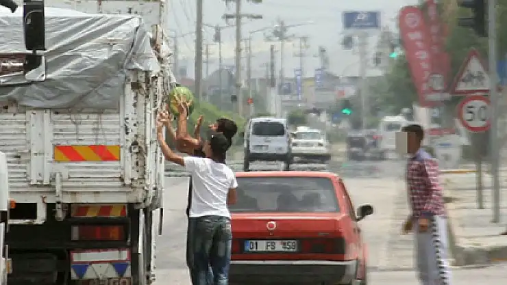 Kamyondan karpuz hırsızlığı kamerada