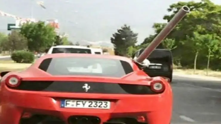 Ferrari'si ile boru taşıdı