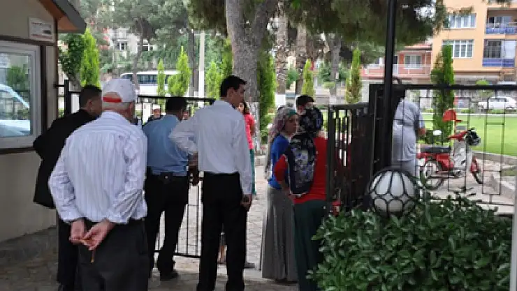 Karısını ve çocuklarını yakmak istedi