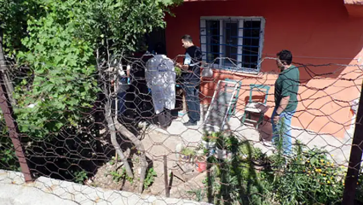 Hırsız ev sahibini öldürdü, karısını yaraladı