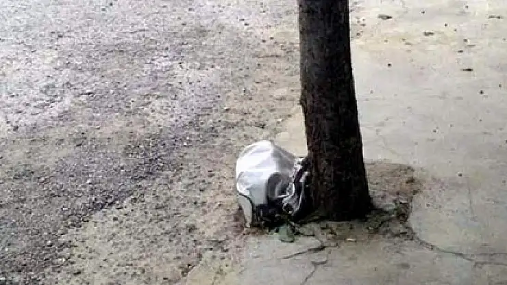 Cadde üzerine bırakılan bayan çantası korkuttu