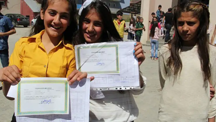 17 milyon 559 bin öğrenci bugün karne alıyor