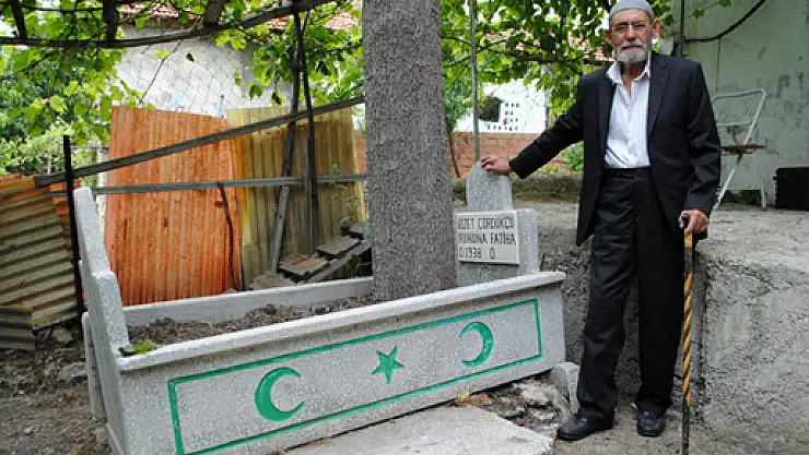 Ölmeden yaptırdığı mezarının başında her gün dua ediyor