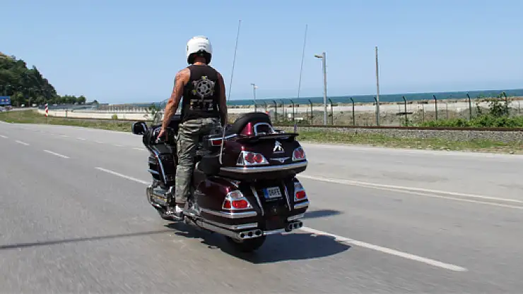 MOTOSİKLET İLE AYAKTA YOLCULUK