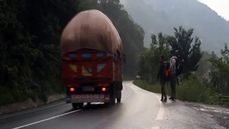 Otostop çekerek Türkiye'yi geziyorlar
