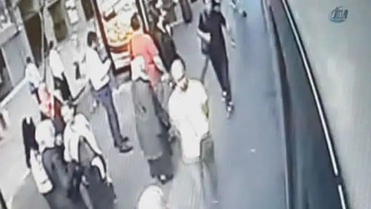 Yetişemediği otobüsün camını böyle kırdı