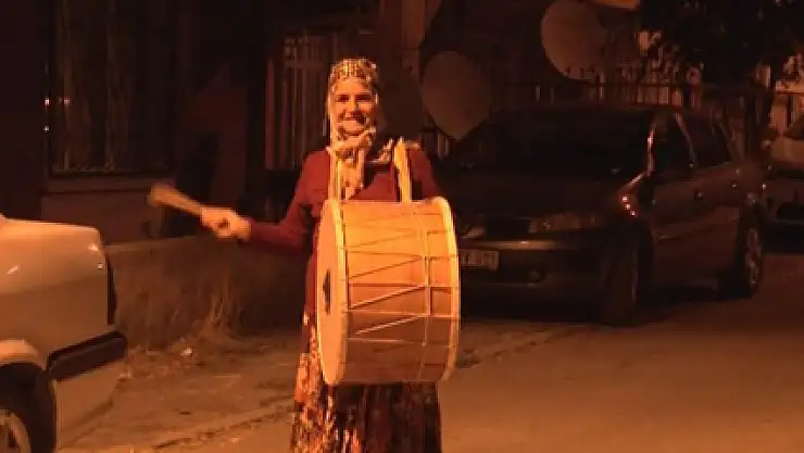 62'lik teyze İzmir'i sahura kaldırıyor