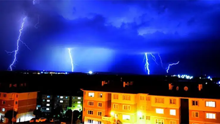 Edirne'de sağanak yağış hayatı felç etti